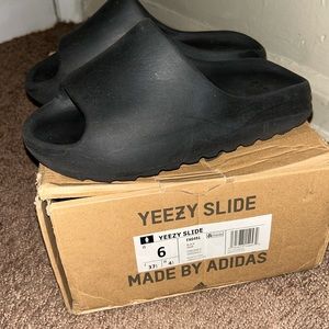 💯% Authentic Yeezy Slides/Unisex (size 6) Big kids 👣
